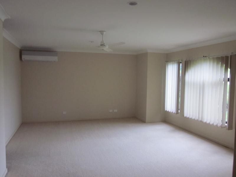 8 Tuggeranong Ave, Pacific Pines QLD 4211