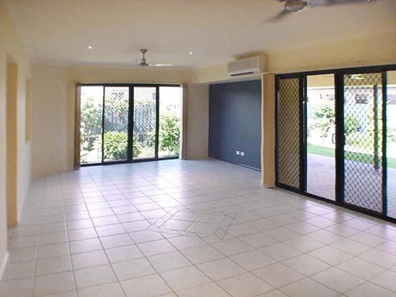 9 Brookside Cres, Seventeen Mile Rocks QLD 4073