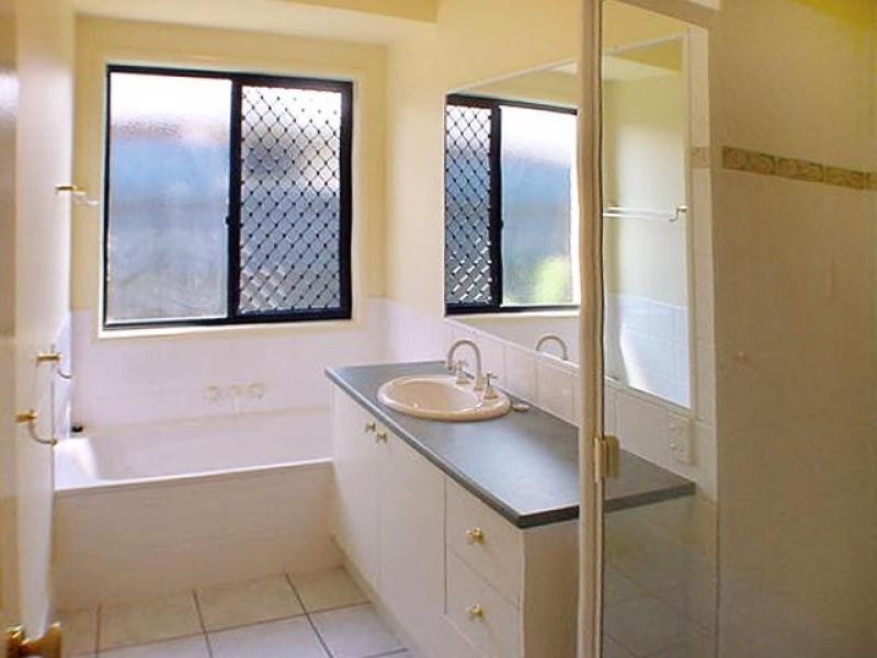 9 Brookside Cres, Seventeen Mile Rocks QLD 4073
