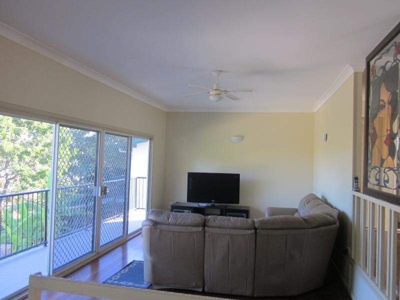 30 Wistraia Ave, Southport QLD 4215