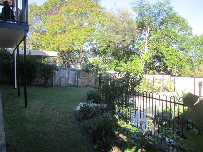 30 Wistraia Ave, Southport QLD 4215