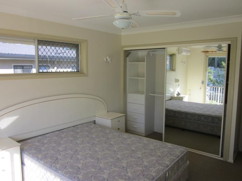 30 Wistraia Ave, Southport QLD 4215