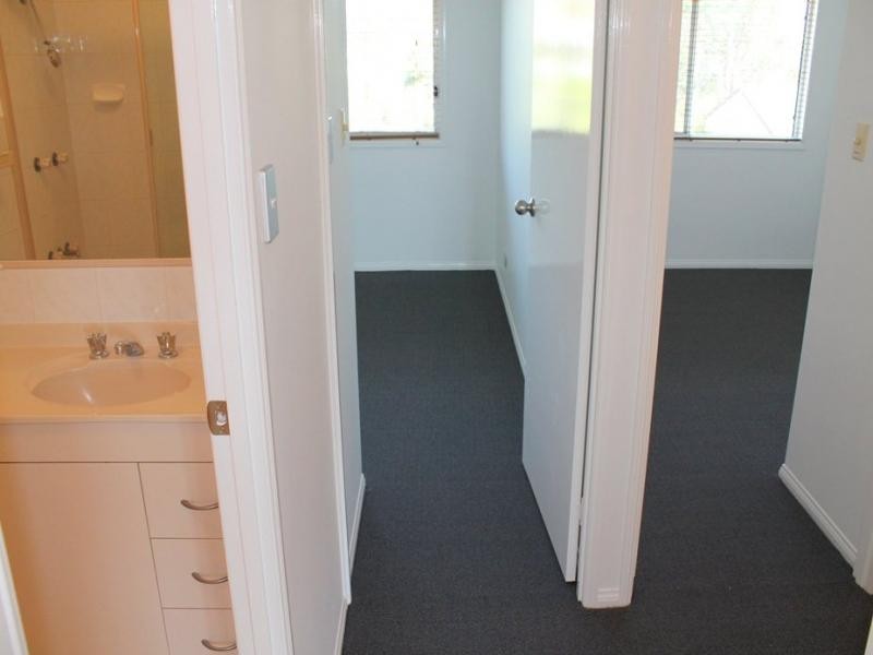 2/164 Alexander Drive, Highland Park QLD 4211