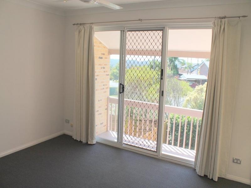 2/164 Alexander Drive, Highland Park QLD 4211