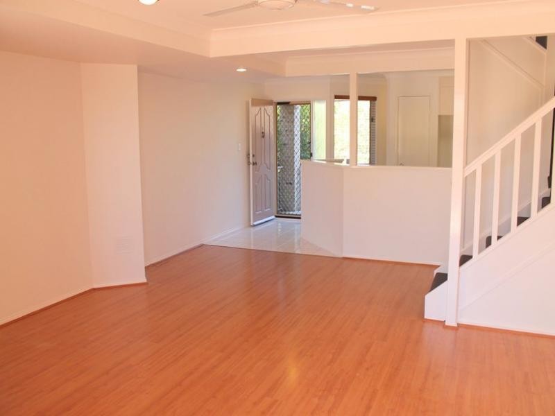 2/164 Alexander Drive, Highland Park QLD 4211