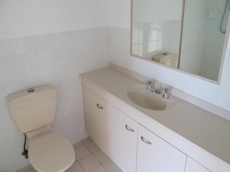 2/164 Alexander Drive, Highland Park QLD 4211