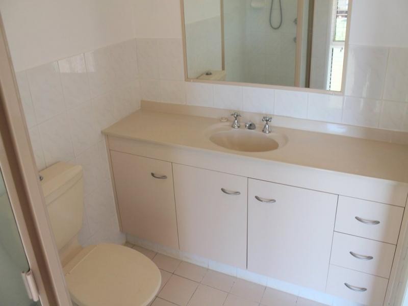 2/164 Alexander Drive, Highland Park QLD 4211