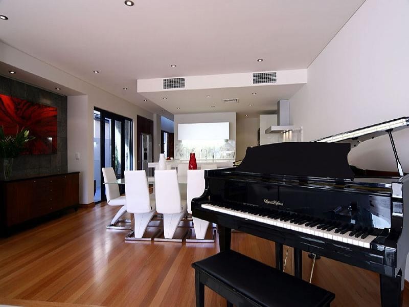 56 Woodroffe Ave, Main Beach QLD 4217