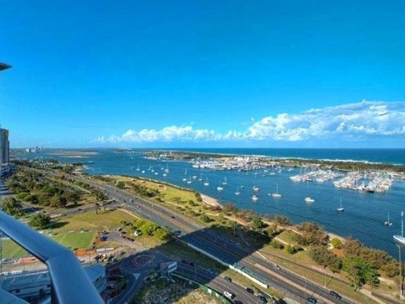 4 Como Cres, Southport QLD 4215