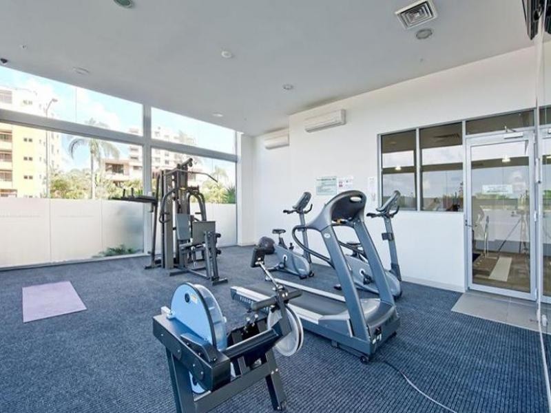 4 Como Cres, Southport QLD 4215