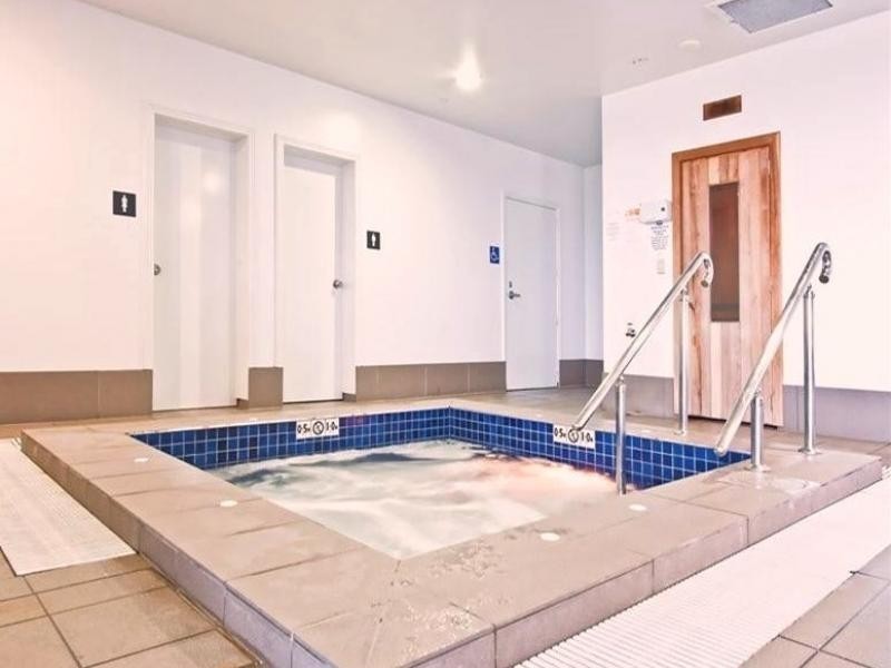 4 Como Cres, Southport QLD 4215