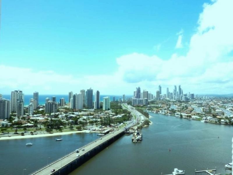 4 Como Cres, Southport QLD 4215