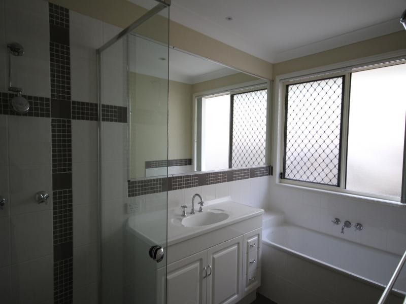 11 Inman Court, Pacific Pines QLD 4211