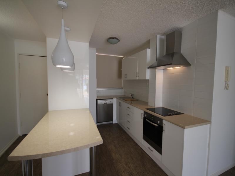 1/30 Chelsea Ave, Broadbeach QLD 4218
