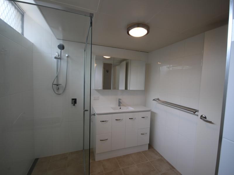 1/30 Chelsea Ave, Broadbeach QLD 4218