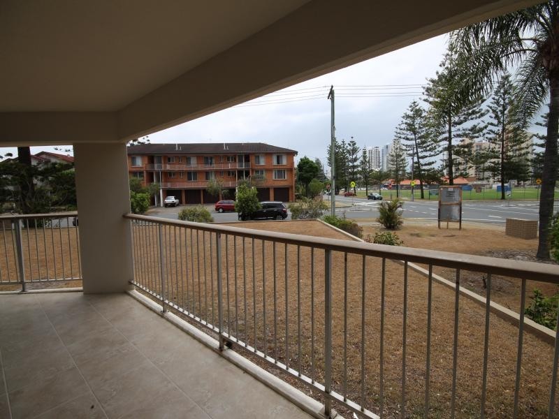1/30 Chelsea Ave, Broadbeach QLD 4218