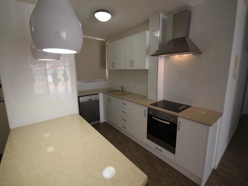 1/30 Chelsea Ave, Broadbeach QLD 4218