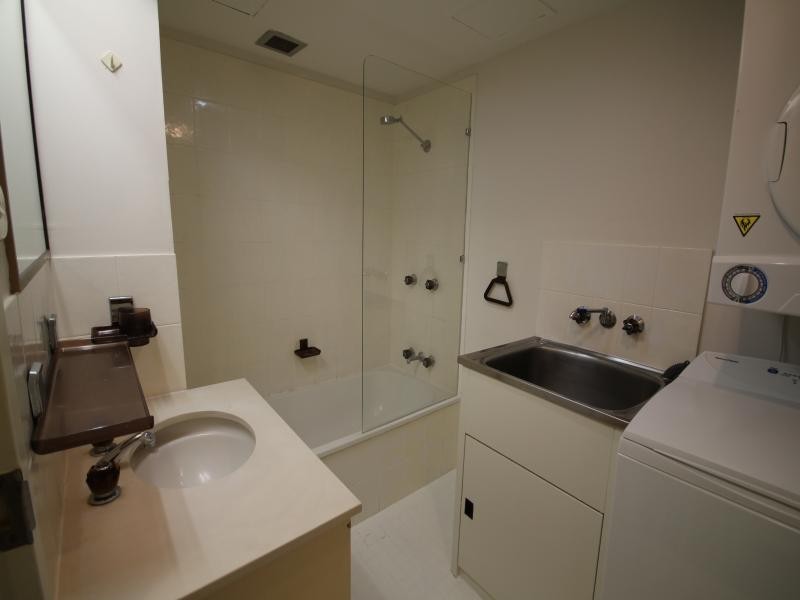 114 Marine Pde, Southport QLD 4215