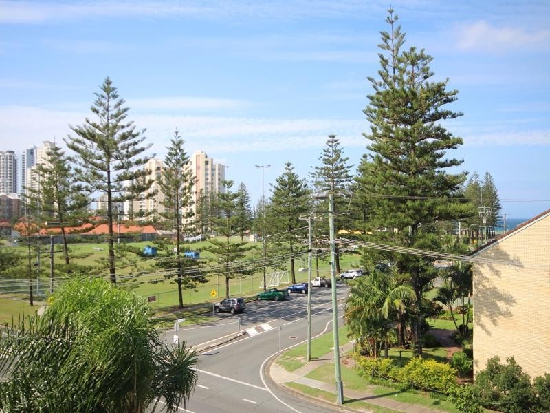 30 Chelsea Ave, Broadbeach QLD 4218