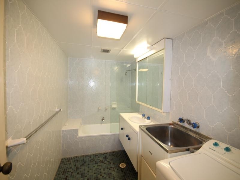 30 Chelsea Ave, Broadbeach QLD 4218