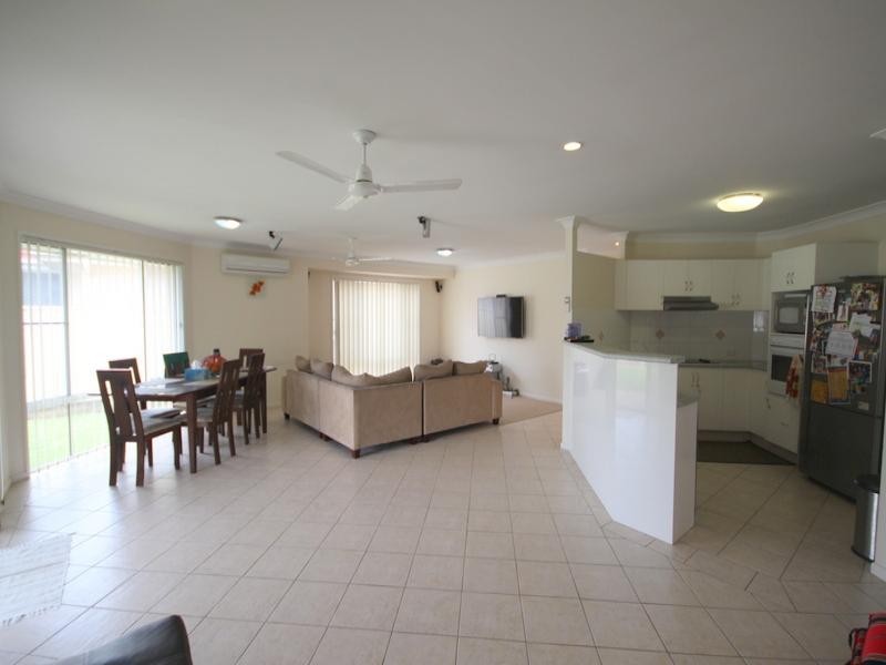 9 Dylan St, Arundel QLD 4214