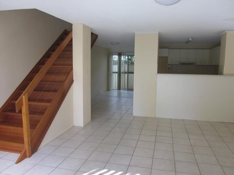 15 Sonia St, Mermaid Waters QLD 4218