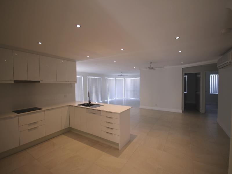 51 Edinburgh Rd, Benowa Waters QLD 4217