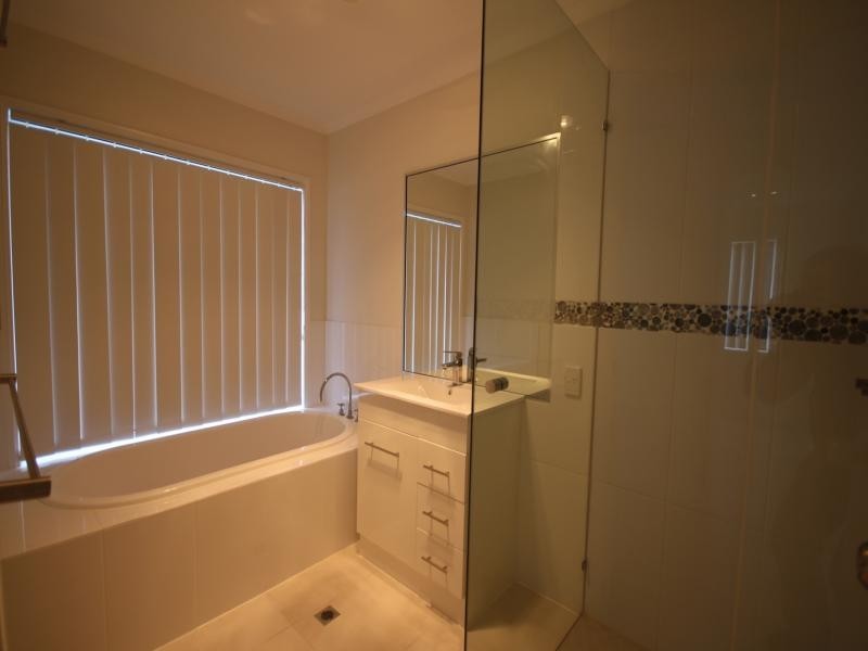 51 Edinburgh Rd, Benowa Waters QLD 4217