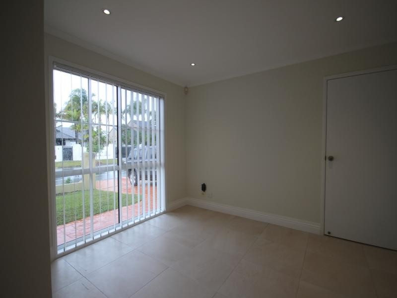 51 Edinburgh Rd, Benowa Waters QLD 4217