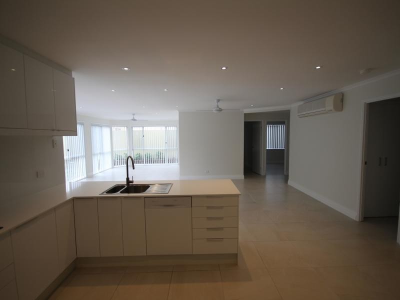 51 Edinburgh Rd, Benowa Waters QLD 4217