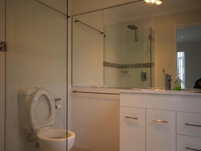 51 Edinburgh Rd, Benowa Waters QLD 4217