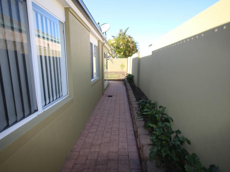51 Edinburgh Rd, Benowa Waters QLD 4217