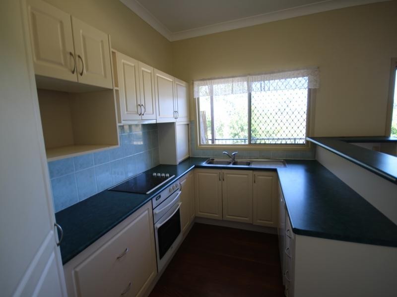 30 Wistaria Ave, Southport QLD 4215