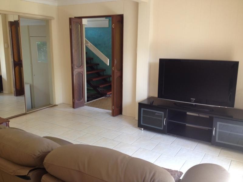30 Wistaria Ave, Southport QLD 4215