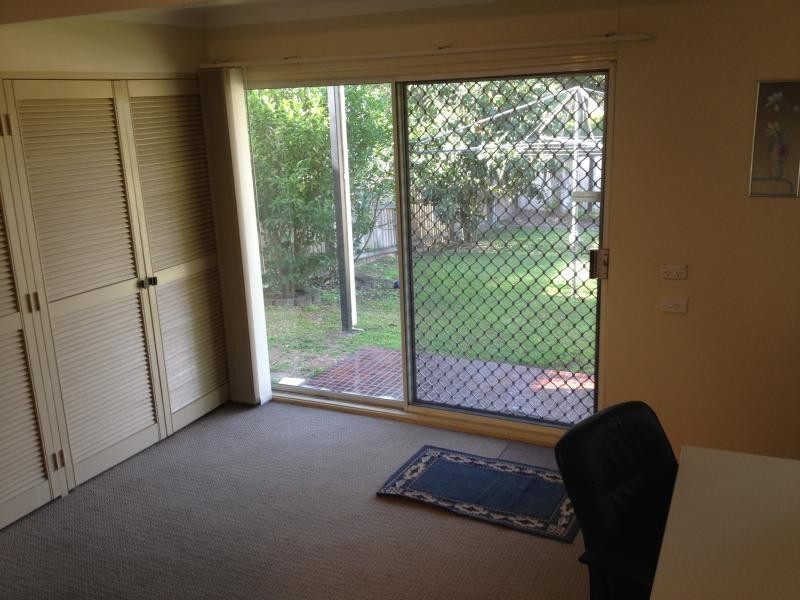 30 Wistaria Ave, Southport QLD 4215