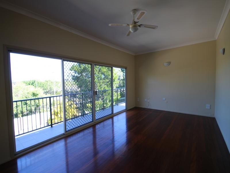 30 Wistraia Ave, Southport QLD 4215