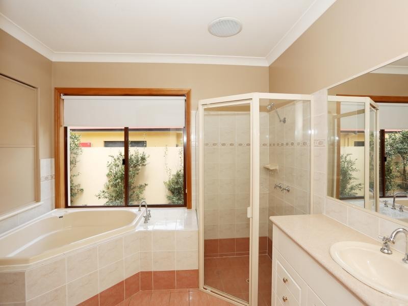 77 Highvale Dve, Helensvale QLD 4212