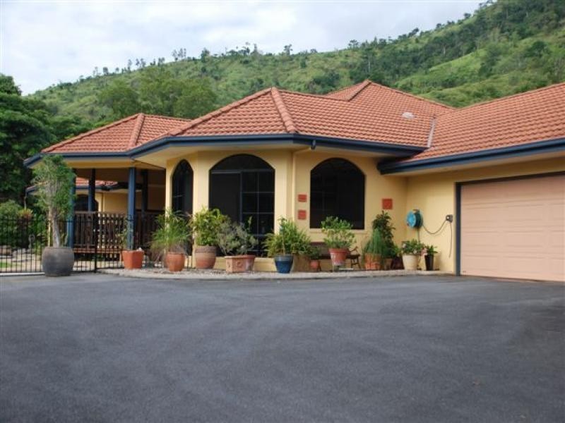 2 Lichen Close, Redlynch QLD 4870