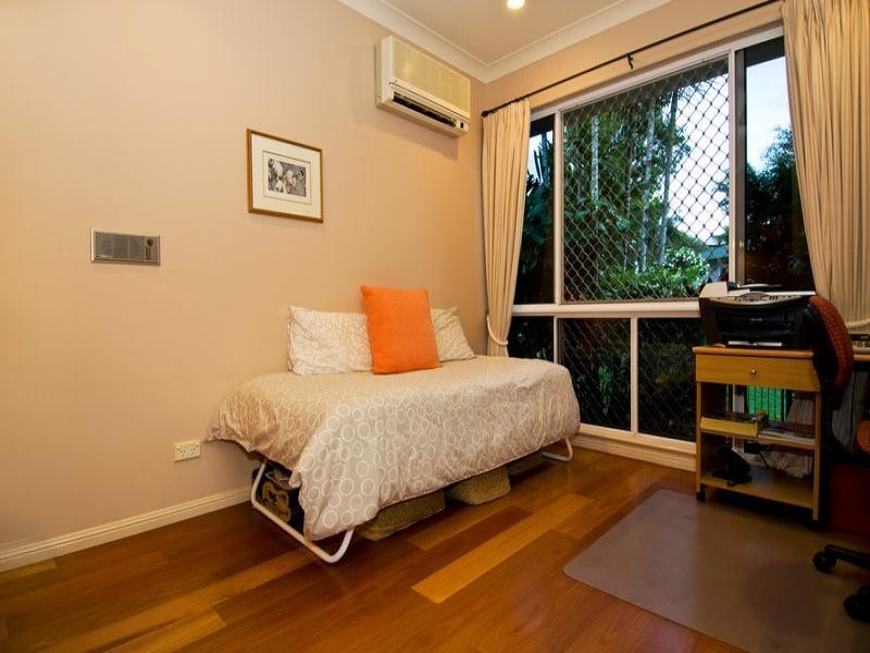 17 Olfersia Court, Mooroobool QLD 4870