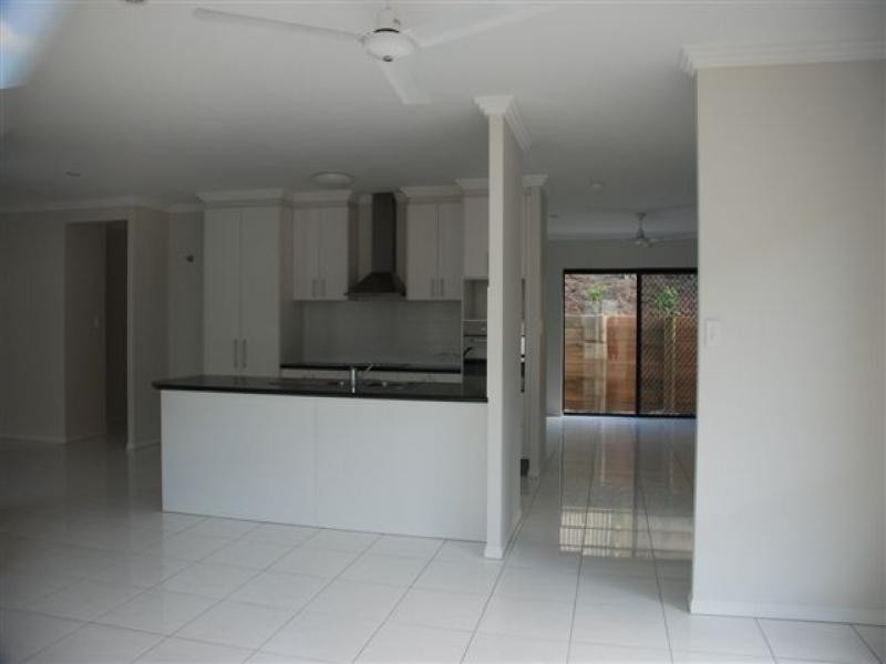 7 Govern Close, Redlynch QLD 4870