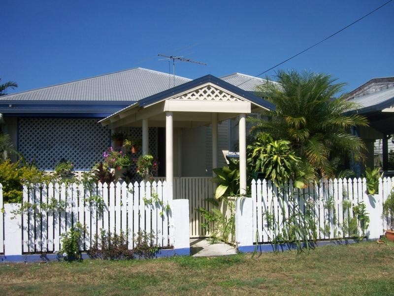 42 Collinson Street, Westcourt QLD 4870