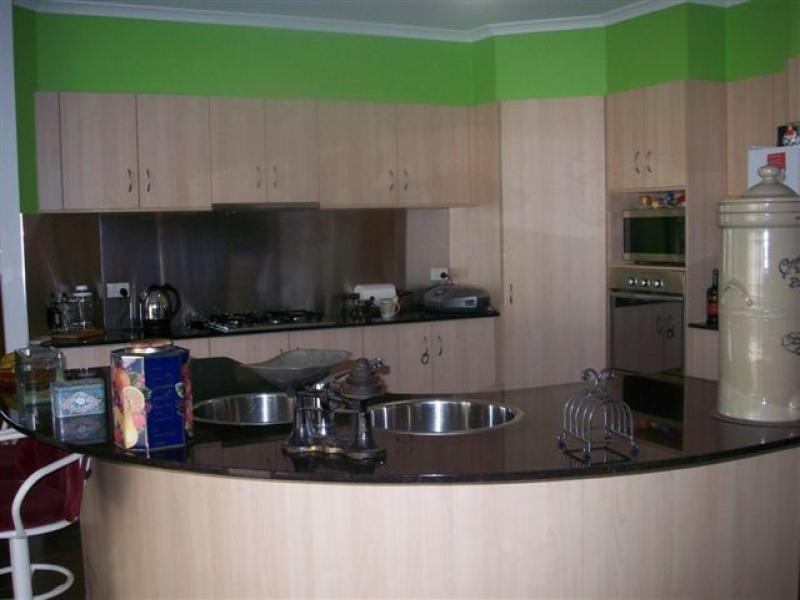 8 Eleanor Close, Mooroobool QLD 4870