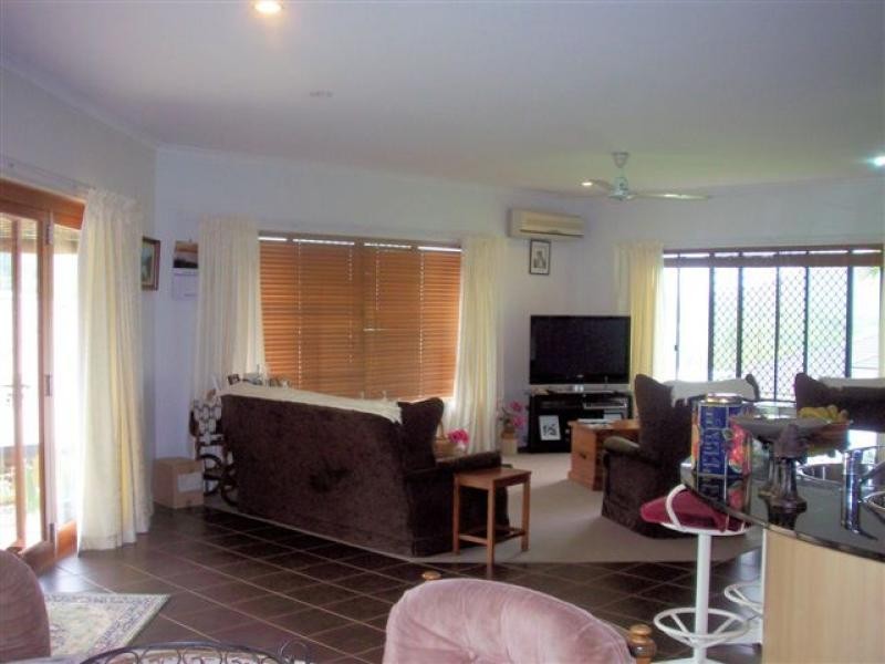 8 Eleanor Close, Mooroobool QLD 4870