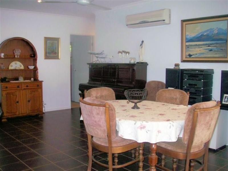 8 Eleanor Close, Mooroobool QLD 4870