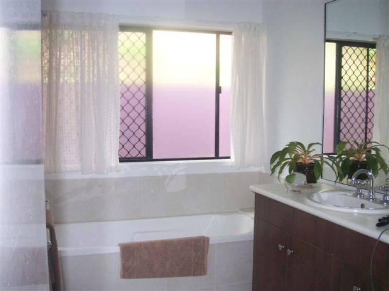 8 Eleanor Close, Mooroobool QLD 4870