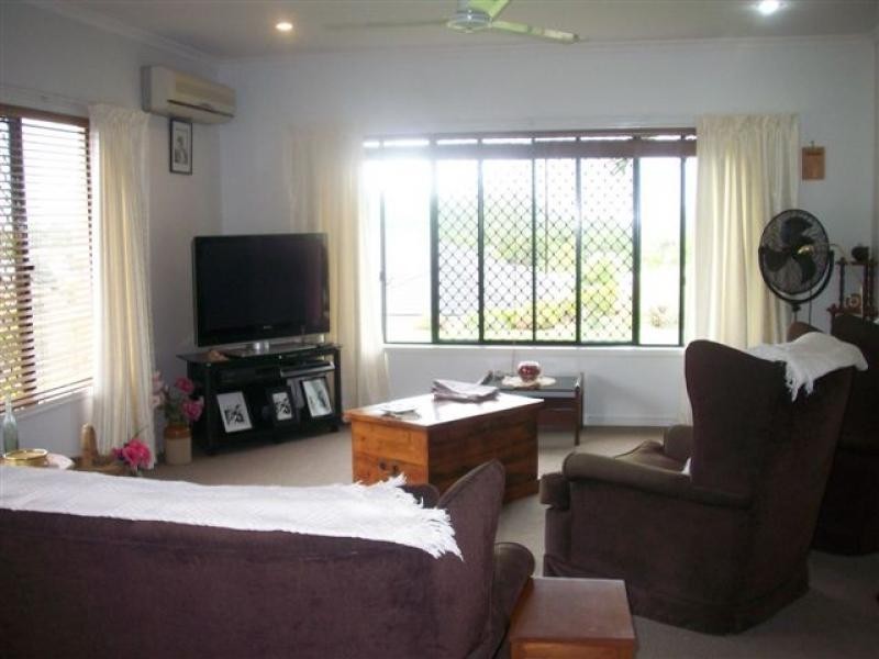 8 Eleanor Close, Mooroobool QLD 4870