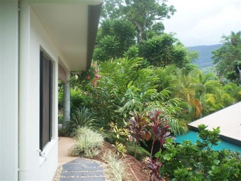 8 Eleanor Close, Mooroobool QLD 4870