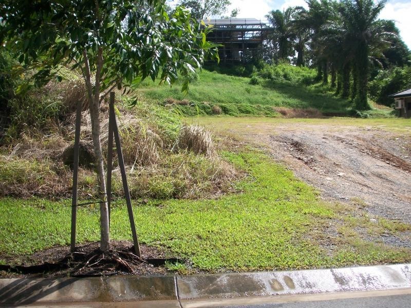 8 Bel-Air Drive, Whitfield QLD 4870