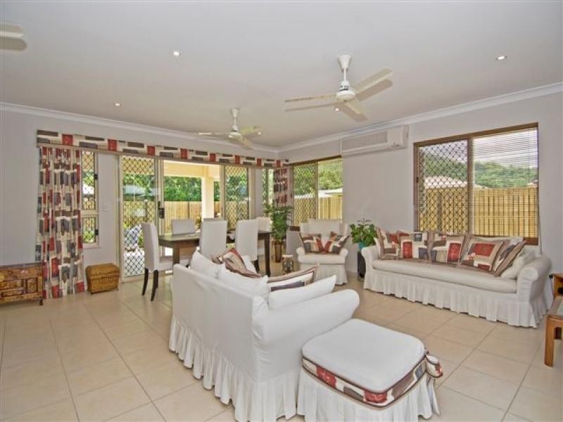 2 Stringer Close, Redlynch QLD 4870