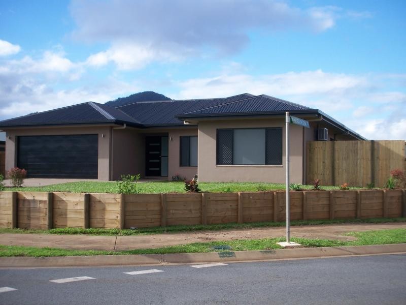 35 Larsen Road, Redlynch QLD 4870